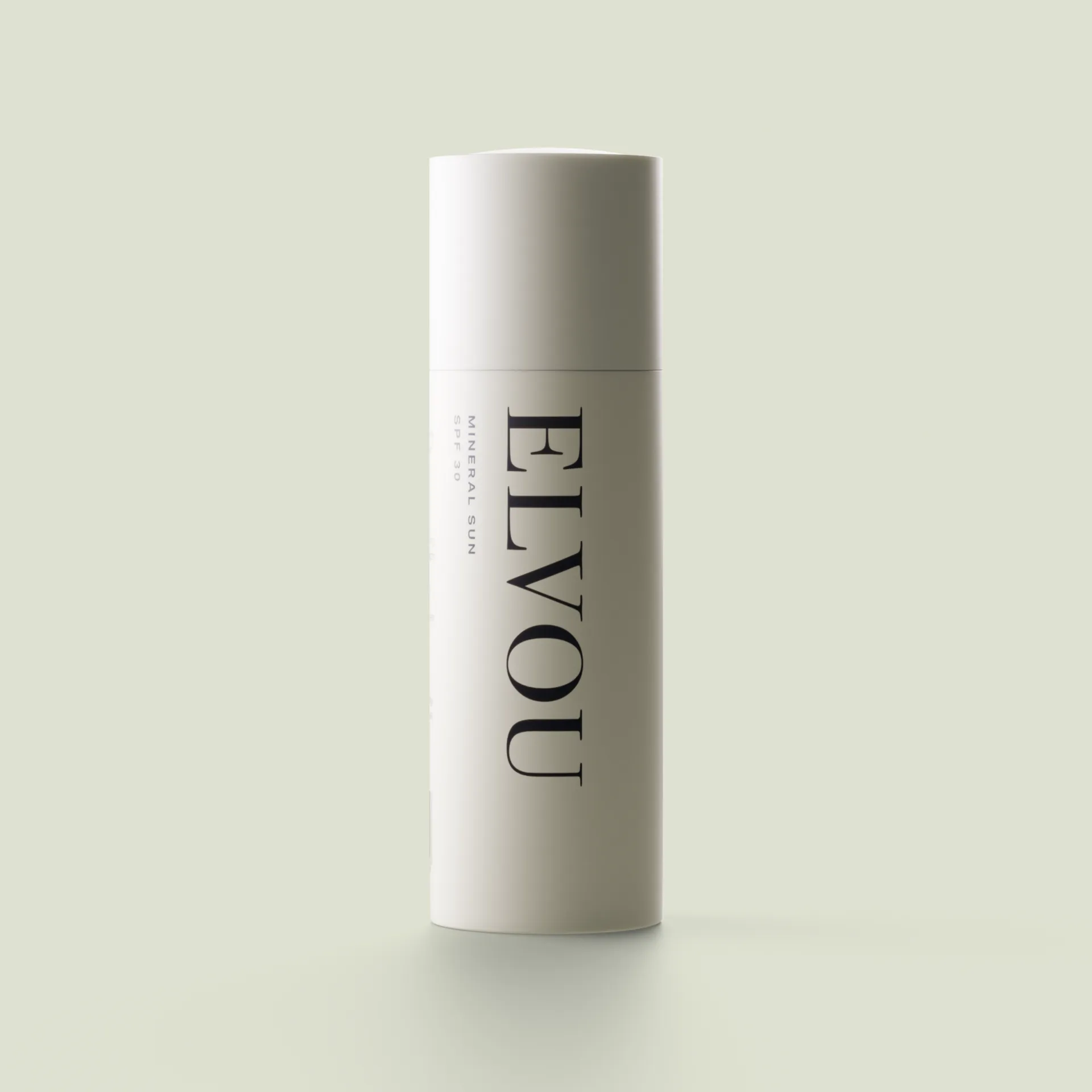 Een witte tube zonnebrand van Elvou met het logo verticaal in de lengte